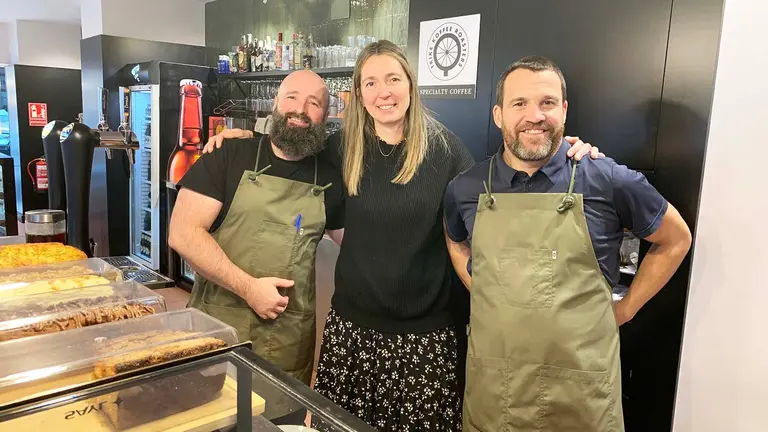 Ezequiel, Nuria y Josetxo en el interior de la cafetería Xalba en Pamplona. Navarra.com