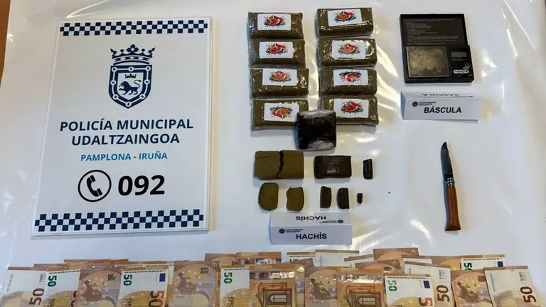 Material incautado a las dos personas detenidas en Pamplona por tráfico de drogas. POLICÍA MUNICIPAL