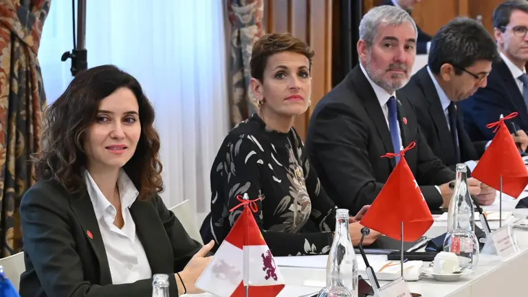 (I-D) La presidenta de la Comunidad de Madrid, Isabel Díaz Ayuso, la presidenta del Gobierno de Navarra, María Chivite, el presidente del Gobierno de Canarias, Fernando Clavijo, y el presidente de la Generalitat Valenciana, Carlos Mazón, durante la XXVII Conferencia de presidentes. NACHO CUBERO / EUROPA PRESS
