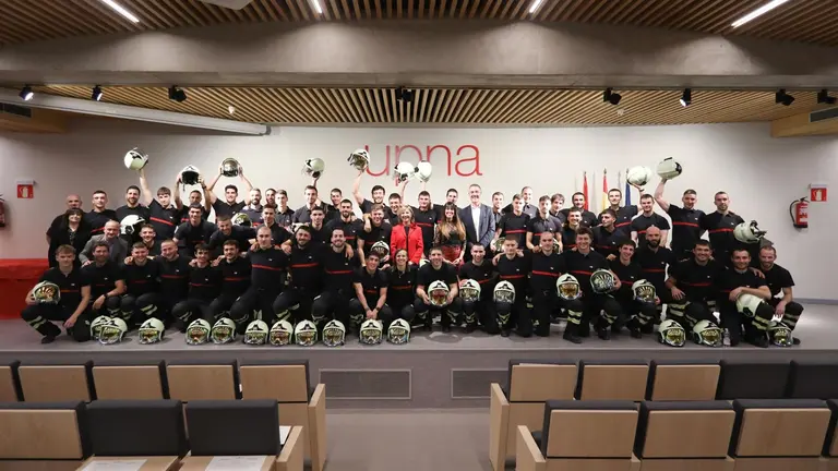 Foto de grupo en el acto de clausura del curso de ingreso básico de bomberos. GOBIERNO DE NAVARRA