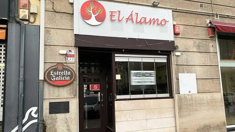 Bar El Álamo con el cartel de se vende en el segundo Ensanche de Pamplona. Navarra.com