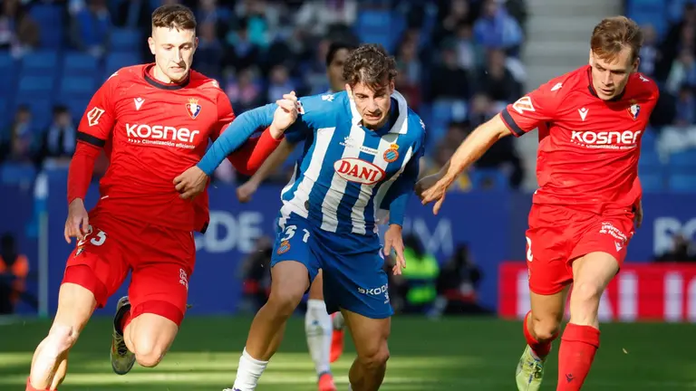 Antoniu Roca (c), del Espanyol, ante Abel Bretones (i) y Pablo Ib&aacute;&ntilde;ez (d), del Osasuna, durante su partido de la jornada 17 LaLiga de f&uacute;tbol, este s&aacute;bado en el RCDE Stadium, en Cornell&agrave; de Llobregat (Barcelona). EFE/ Andreu Dalmau