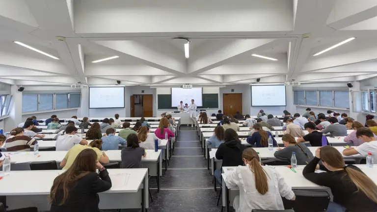 Candidatos realizan el examen previo en la Facultad de Ciencias de la Universidad de Navarra. CEDIDA