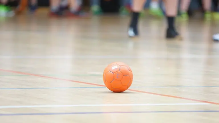 Imagen de archivo de una pista de balonmano. Pixabay