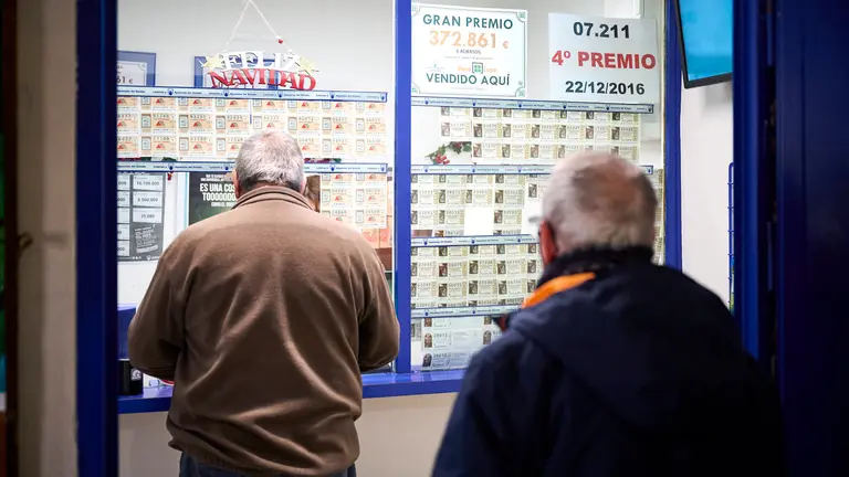 Administraci&oacute;n de loter&iacute;a El Encierro N&ordm; 20 en la Plaza del Castillo de Pamplona. PABLO LASAOSA