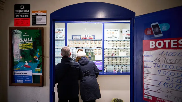 Administraci&oacute;n de loter&iacute;a El Encierro N&ordm; 20 en la Plaza del Castillo de Pamplona. PABLO LASAOSA