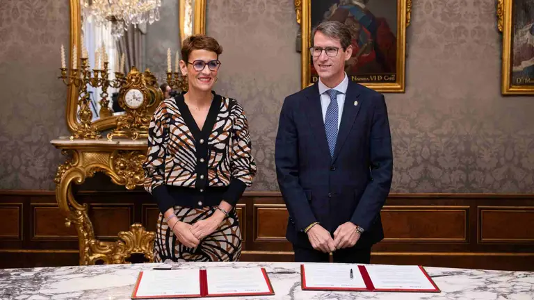 La presidenta de Navarra. María Chivite y el de La Rioja, Gonzalo Capellán en la firma del acuerdo. GOBIERNO DE NAVARRA