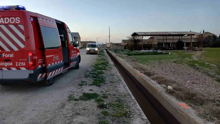 La ambulancia y los servicios de emergencias no han podido hacer nada por el ciclista fallecido. GOBIERNO DE NAVARRA