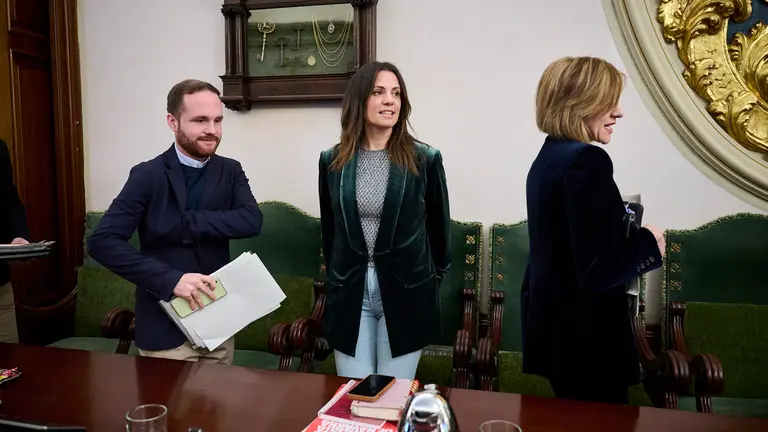 Xabi Sagardoy, Marina Curiel y Nuria Medina, del PSN, minutos antes de comenzar el pleno del Ayuntamiento de Pamplona. PABLO LASAOSA