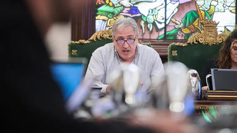 Joseba Asirón, alcalde de Pamplona, interviene en el debate del Estado de la Ciudad. PABLO LASAOSA