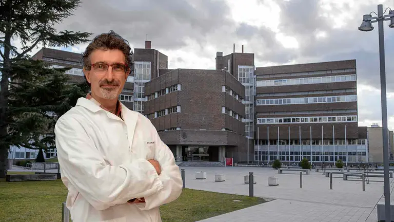 Fotomontaje del investigador principal del proyecto, Fermín Milagro, sobre una imagen del edificio de Ciencias de la Universidad de Navarra.