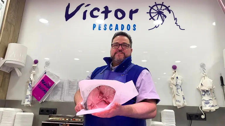 V&iacute;ctor Manuel Fern&aacute;ndez en su pescader&iacute;a de la calle Iturrama 13 bajo en Pamplona. Navarra.com