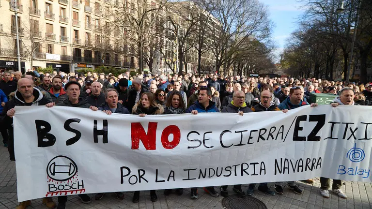 Concentración de trabajadores de la empresa BSH contra el cierre de la factoría de Esquiroz. IÑIGO ALZUGARAY