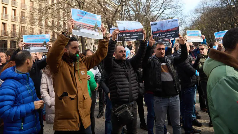 Concentración de trabajadores de la empresa BSH contra el cierre de la factoría de Esquiroz. IÑIGO ALZUGARAY