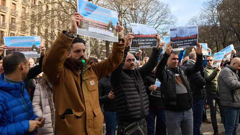 Concentración de trabajadores de la empresa BSH contra el cierre de la factoría de Esquiroz. IÑIGO ALZUGARAY