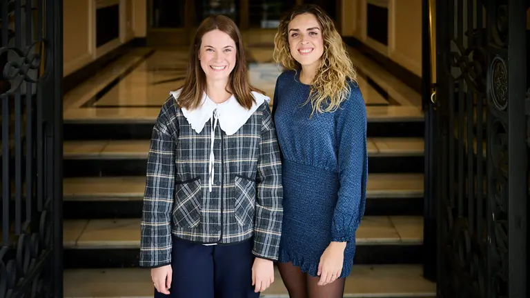 El Colegio de Médicos de Navarra entrega las becas Dr. Ignacio Landecho de apoyo a la formación MIR 2024 a Beatriz Echarte y Ruth Arias. PABLO LASAOSA