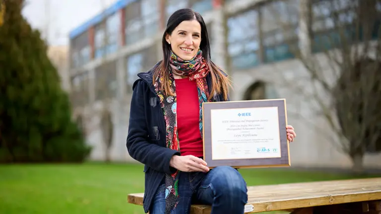 Leyre Azpilicueta, con su premio, en la UPNA. UNIVERSIDAD PÚBLICA DE NAVARRA