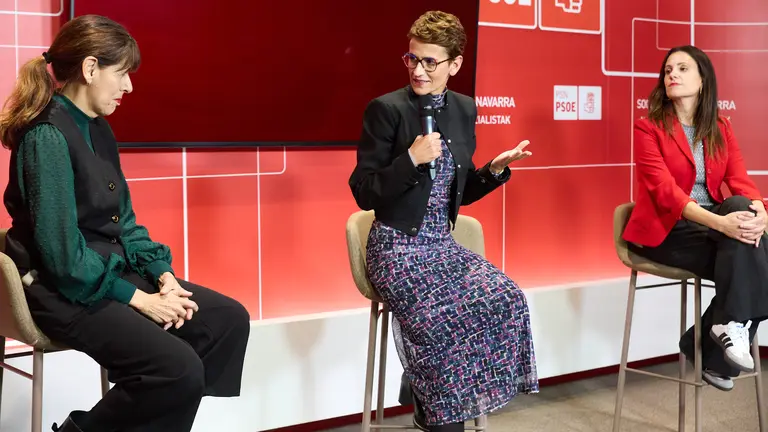 El PSN celebra un brindis de Navidad con la intervención de la presidenta del Gobierno de Navarra y secretaria general, María Chivite, acompañada por la secretaria general del PSN de Pamplona, Maite Esporrín, y la portavoz municipal, Marina Curiel. IÑIGO ALZUGARAY