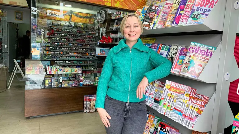 Svetlana Chevardova en el estanco La Estación de Estella. Navarra.com
