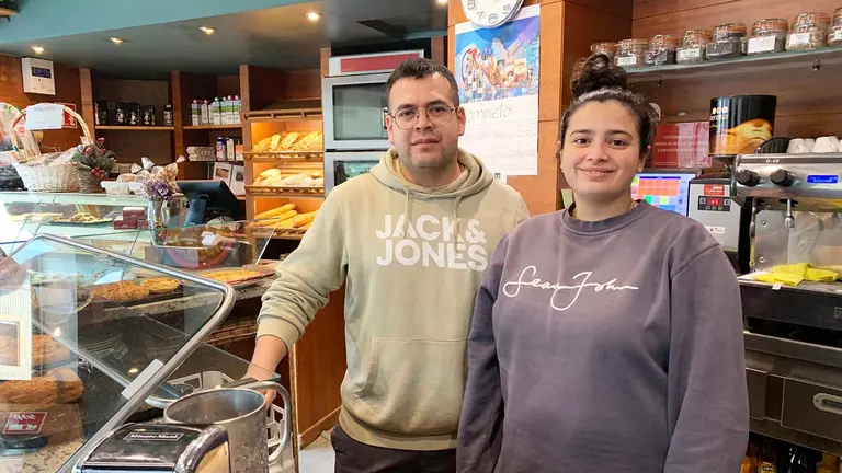 Joel Carrión y Auxi Ponce en la cafetería Los Llanos en la calle San Francisco Javier 16 de Estella. Navarra.com