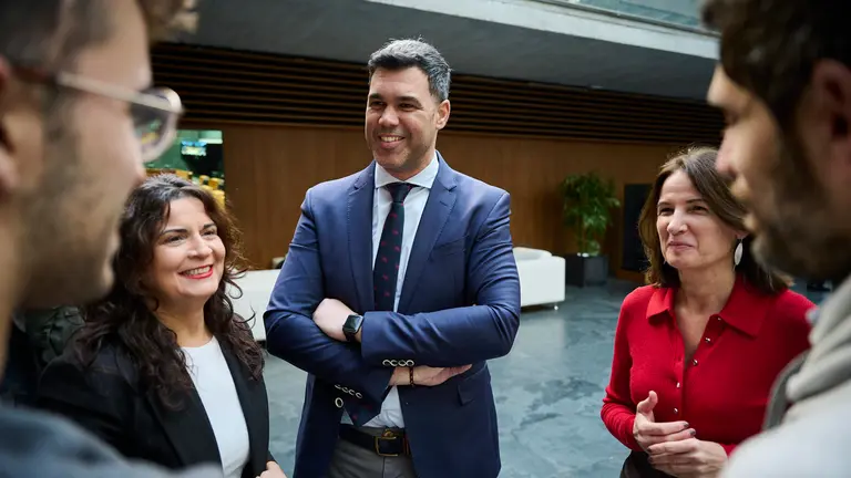 Javier García Jiménez, del PPN, minutos antes de comenzar el pleno del Parlamento. PABLO LASAOSA