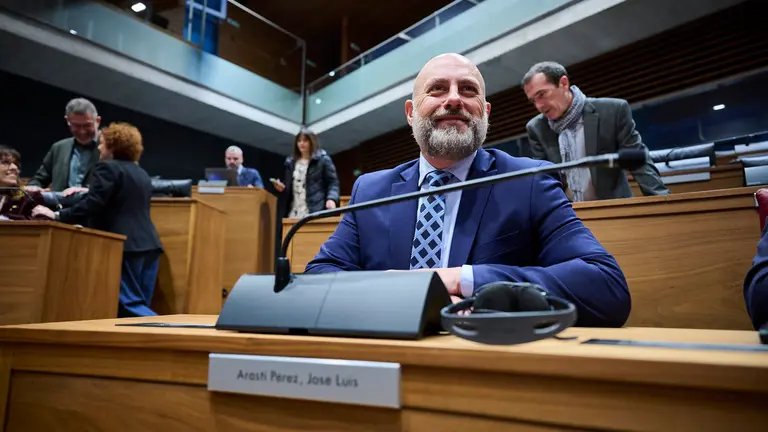 El consejero de Economía y Hacienda, José Luis Arasti minutos antes de comenzar el pleno del Parlamento. PABLO LASAOSA
