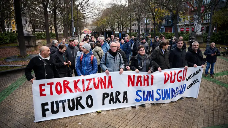 Concentraci&oacute;n convocada por el comit&eacute; de empresa de Sunsundegui para reclamar "una soluci&oacute;n a la complicada situaci&oacute;n que atraviesa la planta". PABLO LASAOSA