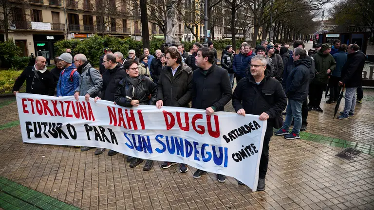 Concentración convocada por el comité de empresa de Sunsundegui para reclamar "una solución a la complicada situación que atraviesa la planta". PABLO LASAOSA