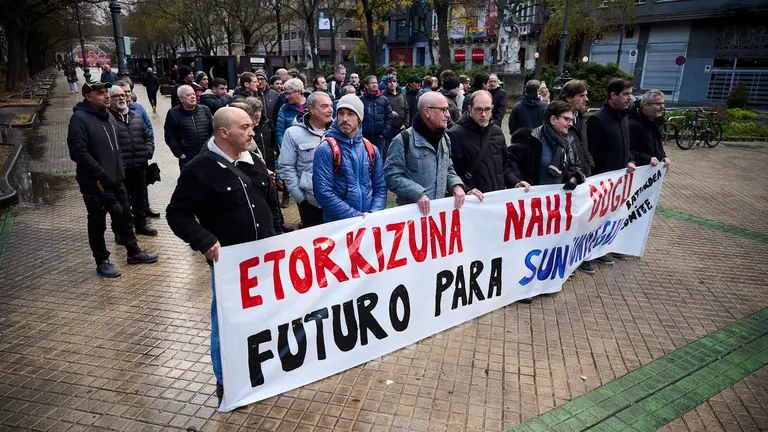 Concentración convocada por el comité de empresa de Sunsundegui para reclamar "una solución a la complicada situación que atraviesa la planta". PABLO LASAOSA