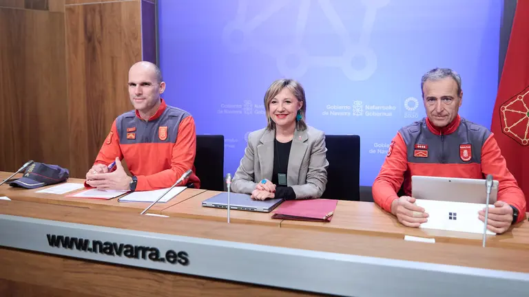 La consejera de Interior, Función Pública y Justicia, Amparo López, acompañada por el jefe de la Policía Foral, Iván Ortueta, y el jefe de la División General Técnica de Policía Foral, José Antonio Larrasoaña, presenta el Plan Estratégico de la Policía Foral 2024-2027 . IÑIGO ALZUGARAY