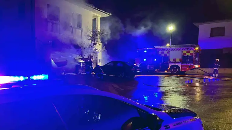 Los Bomberos en acción en el incendio de Idocin. GUARDIA CIVIL