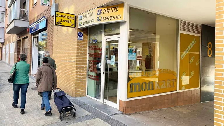 Fachada de la tienda zapatero Monkart en la Rochapea. Navarra.com