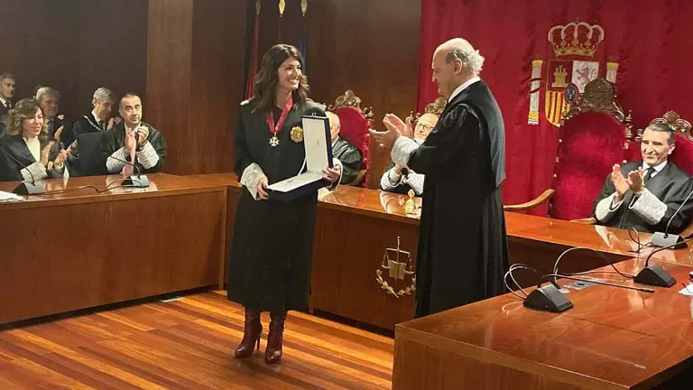 La magistarada Mari Paz Benito recibe la condecoraciónd e manos del presidente del Tribuna Superior de Justicia de Navarra, Joaquín Galve. TSJN