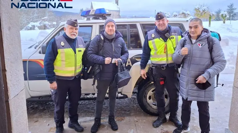 Agentes de la Policía Nacional de Valcarlos con los dos peregrinos a los que auxiliaron. - POLICÍA NACIONAL