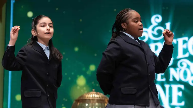 Dos niñas del Colegio San Ildefonso durante el sorteo de 2024. EUROPAPRESS