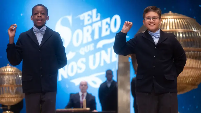 Adam Lucas Kadmiri (i) y Sergio Abaga (d), cantan un quinto premio, el número 37.876 durante la celebración del Sorteo Extraordinario de la Lotería de Navidad 2024, en el Teatro Real, a 22 de diciembre de 2024. Eduardo Parra / Europa Press