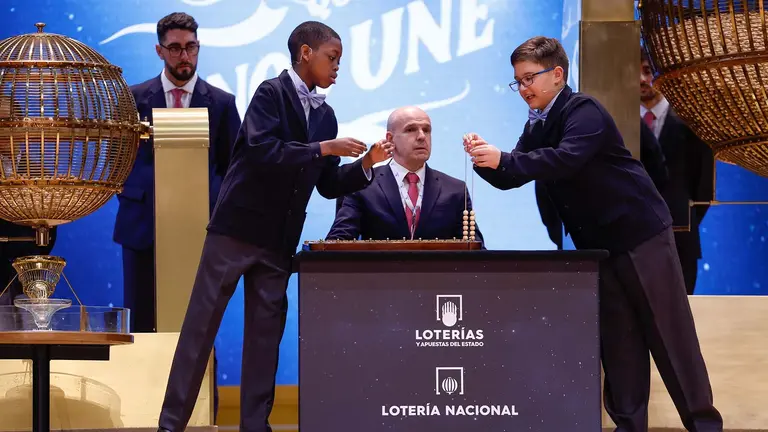 Los niños de la Residencia San Ildefonso de Madrid Adam Lucas (d) y Sergio Abaga (i) durante el sorteo de la Lotería de Navidad que se celebra este domingo en el Teatro Real, en Madrid. EFE/Javier Lizón