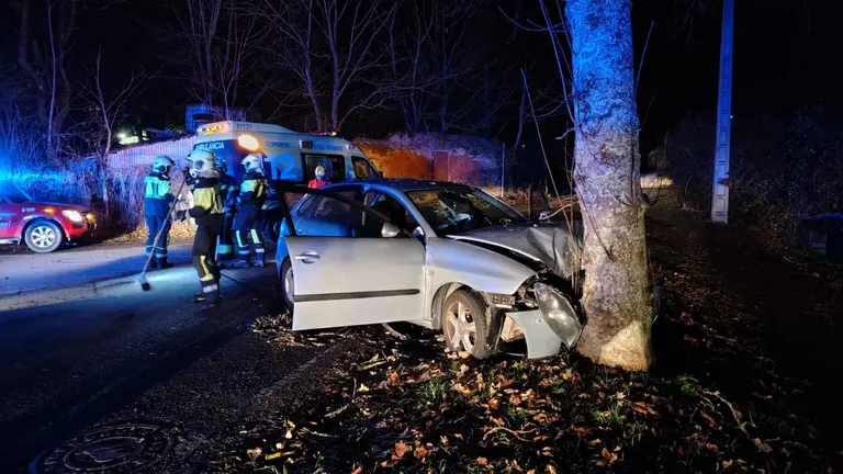 Tres personas trasladadas tras sufrir una salida de vía en Pamplona.