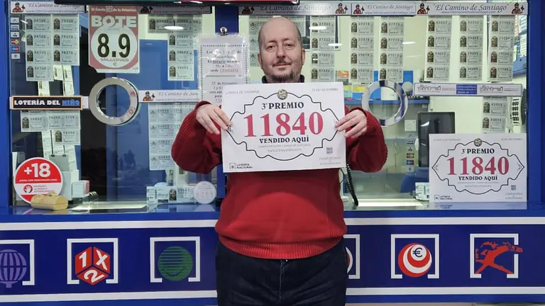 Adolfo Ruiz, el lotero de la calle Mayor de Sangüesa que ha repartido 500.000 euros al vender una serie completa del tercer premio de la Lotería de Navidad. CEDIDA