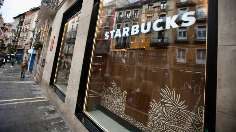 El Starbucks de la calle Mercaderes de Pamplona aparece con signos de vandalismo. IÑIGO ALZUGARAY