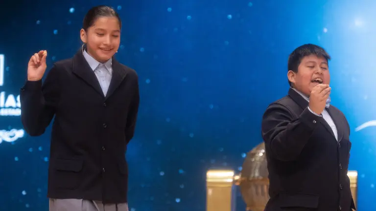 Alisce Rios Gonzales y Piero Rai Chavez Huaroto cantan el primer premio gordo. EUROPA PRESS