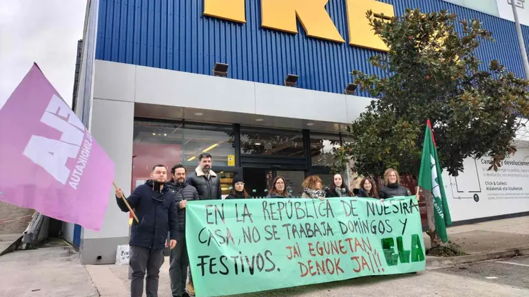 Trabajadores de Ikea en huelga por tener que trabajar un domingo. ELA