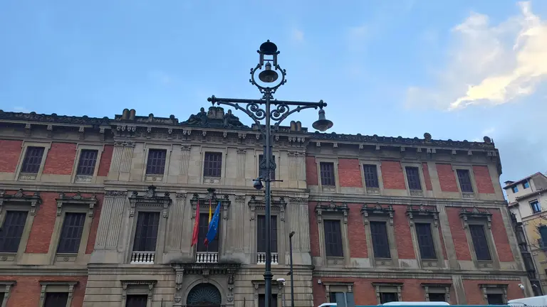 Un punto de luz de una farola se cae por el fuerte viento en Pamplona. NAVARRA.COM