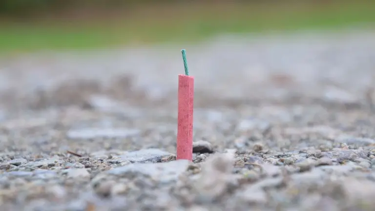 Existen unos reglamentos y leyes que no permiten encender petardos o explosivos en determinadas circunstancias. Pixabay