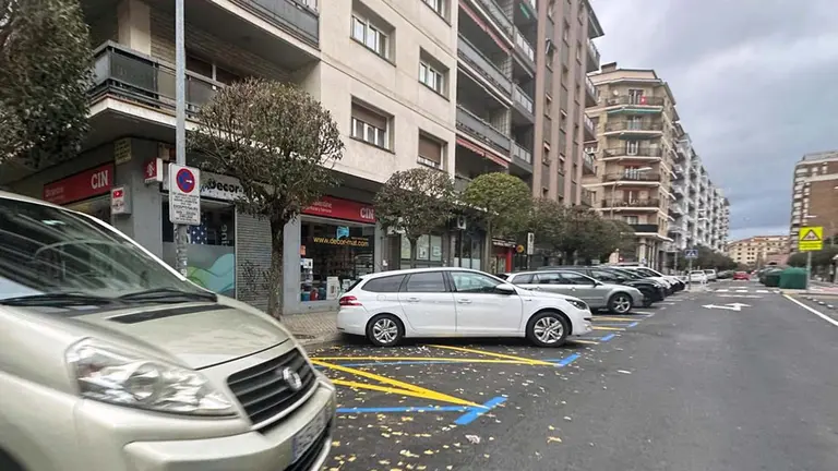 La calle Abejeras de Pamplona, con su nuevo sistema de aparcamiento.