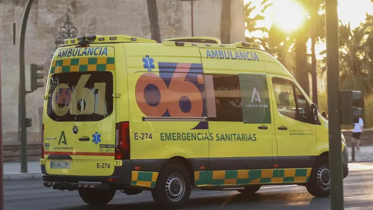 Una ambulancia por las calles de Sevilla en una imagen de archivo.
