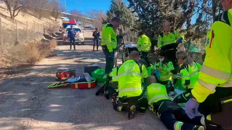 Los servicios de emergencias atienden a Ignacio Belzunce en el lugar del accidente. EMERGENCIAS MADRID