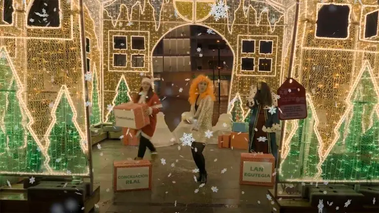 Imagen de las trabajadoras de la jugueter&iacute;a cantando el villancico. YOUTUBE / ELA