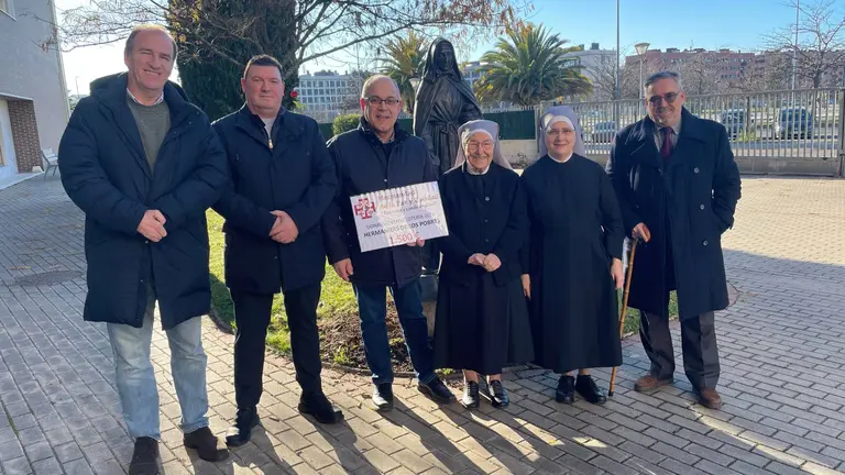 Momento de la entrega del donativo a las Hermanitas de los Pobres de Pamplona. CEDIDA