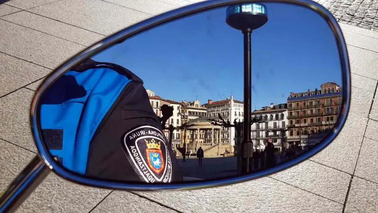 Imagen de archivo de una agente de Policía Municipal de Pamplona en moto en la Plaza del Castillo. POLICÍA MUNICIPAL DE PAMPLONA